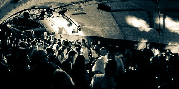 Tanzende Gäste und Lichtstimmung auf einem Club-Dancefloor