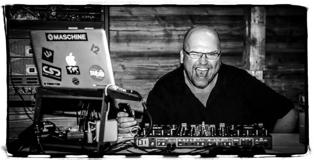 DJ Robert James Perkins in der Seehütte des Terrassenhof Tegernsee